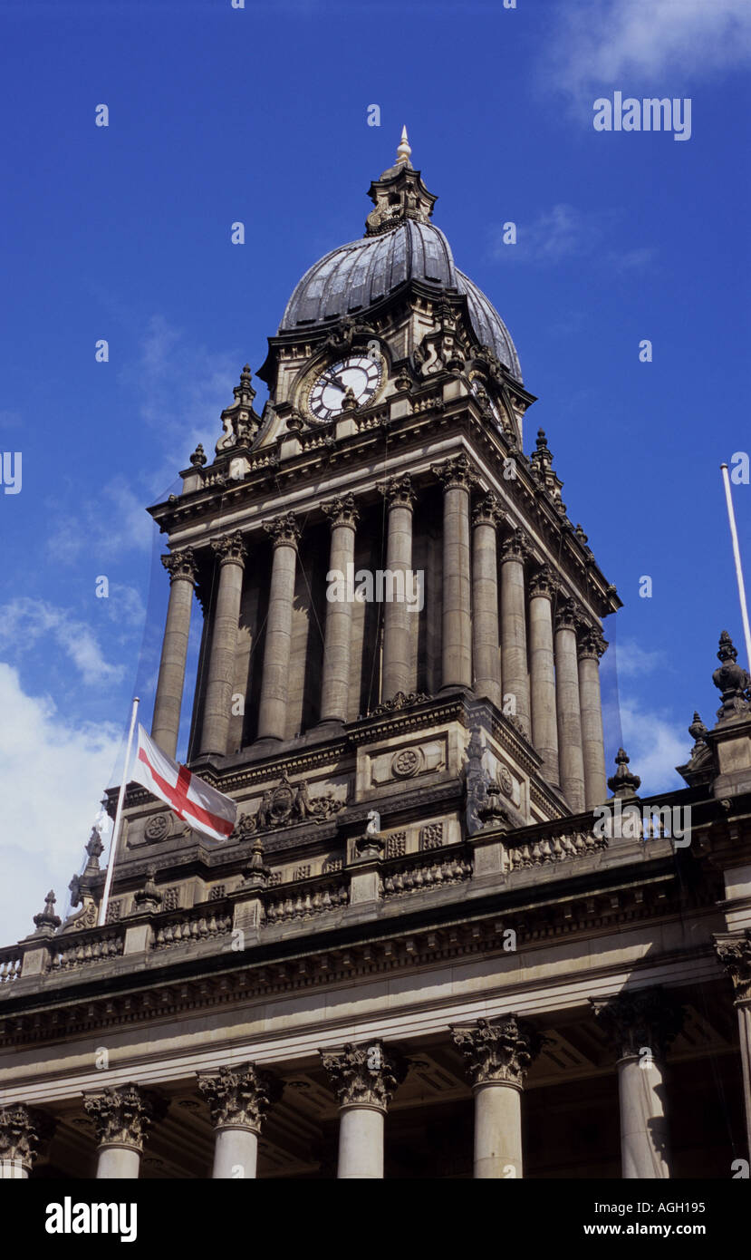 Bandiera di Saint George battenti da leeds municipio costruito nel 1858 progettato da cuthbert brodrick leeds Yorkshire Regno Unito Foto Stock