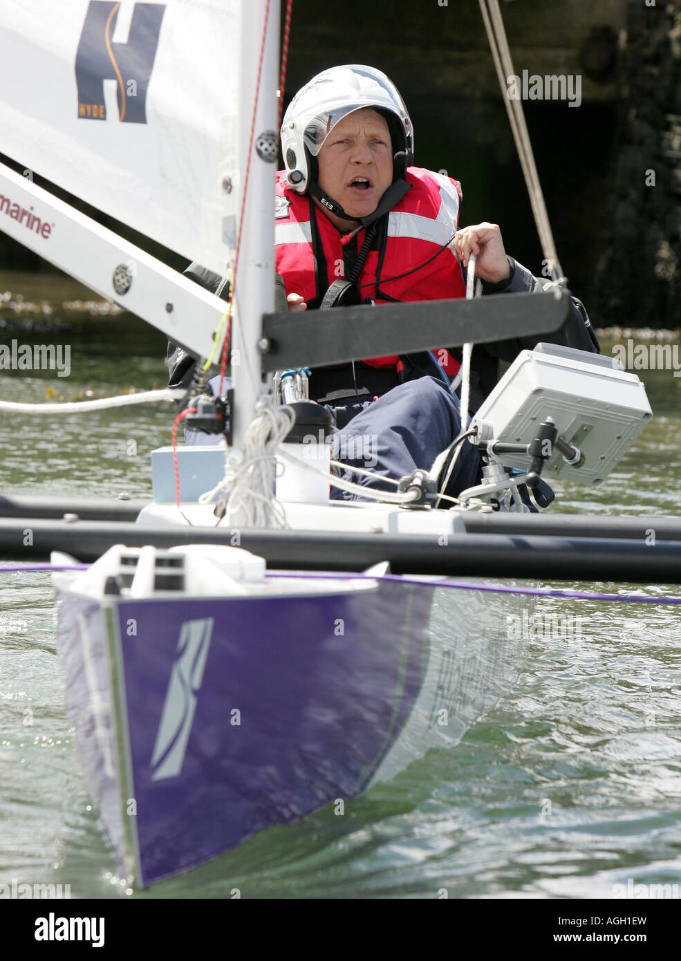 Quadriplegic disabilitato sailor geoff Holt inizia il suo record di viaggio di rottura di circumnavigare la gran bretagna Foto Stock