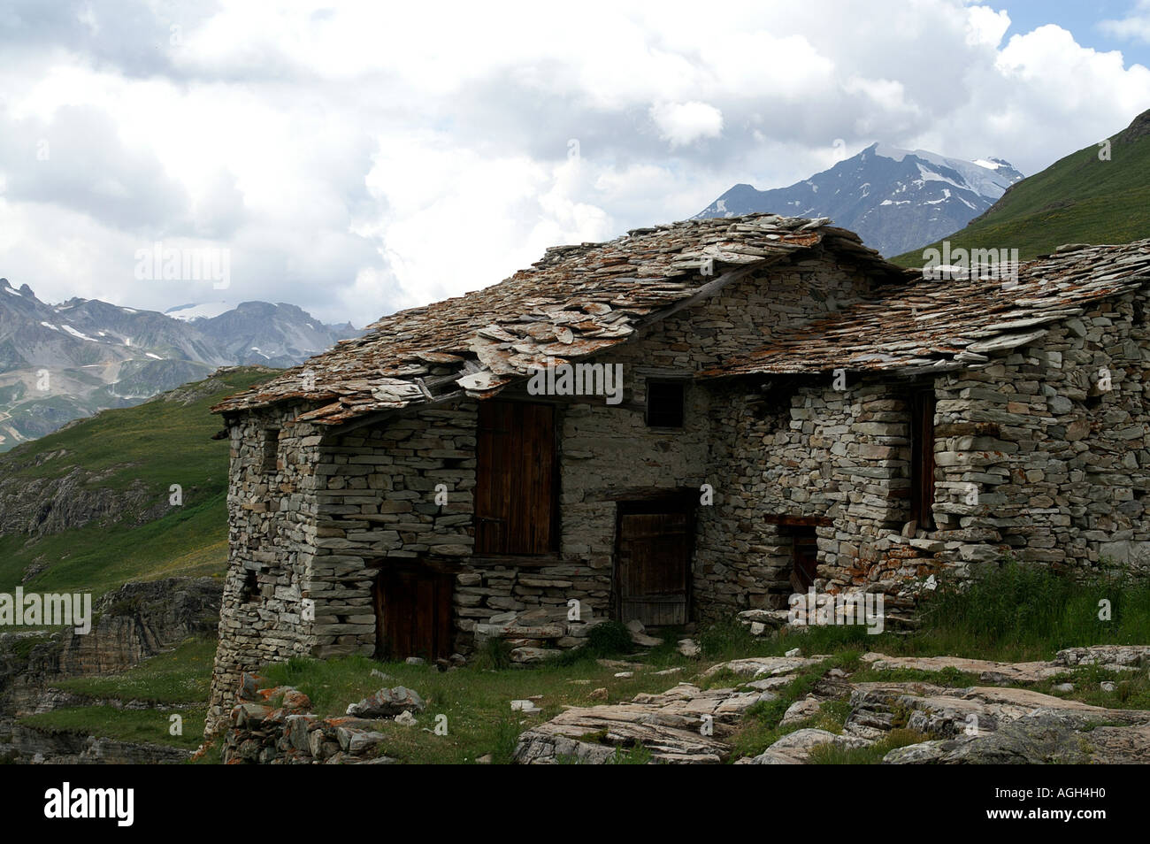 Edifici di fattoria in pietra in corrispondenza del bordo di valle glaciale in La Grande Sassiere Le saut riserva naturale Tarentaise Savoie Francia Foto Stock