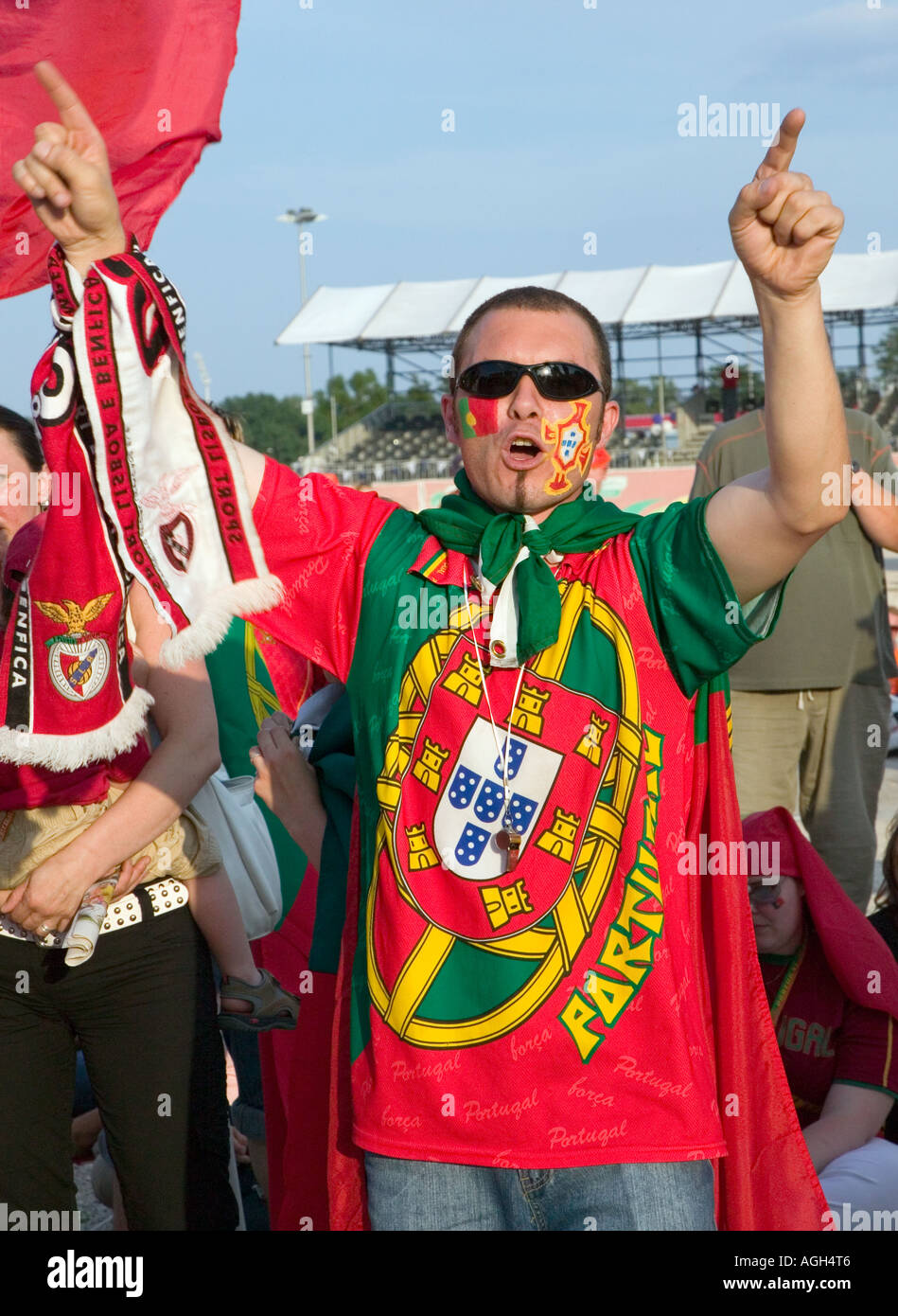 Ventola portoghese il tifo per il suo team al fan fest in Germania Foto Stock