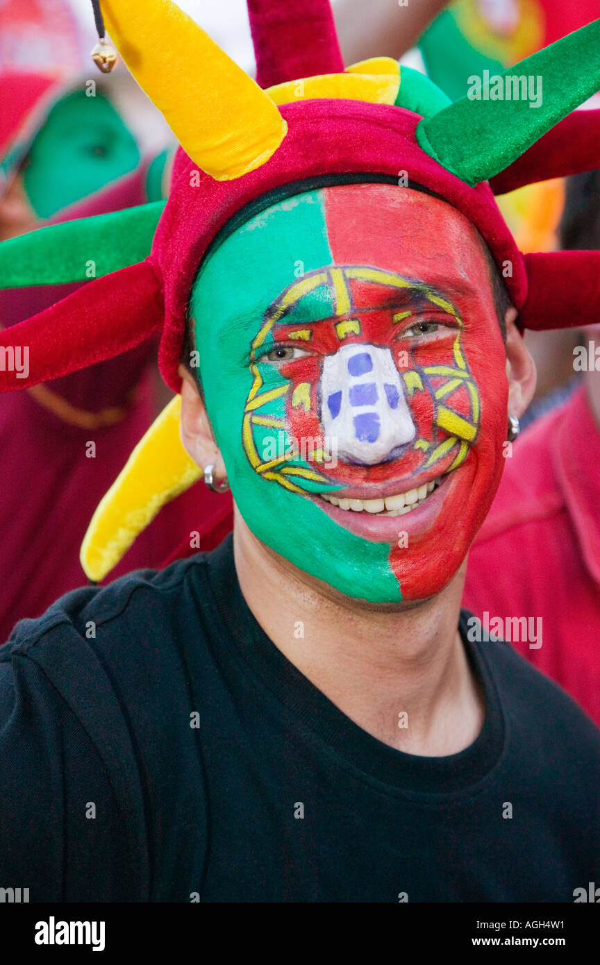 Ritratto del portoghese tifoso di calcio con faccia vernice durante la Coppa del Mondo 2006 in Germania Foto Stock