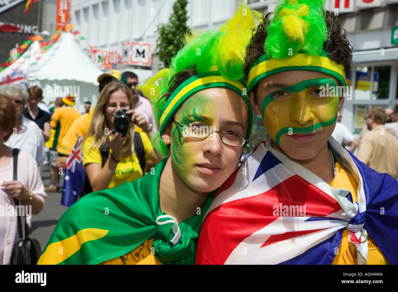 Due ragazzi australiani drappeggiati con bandiere a prepararsi per un 2006 World Cup Match, Germania Foto Stock