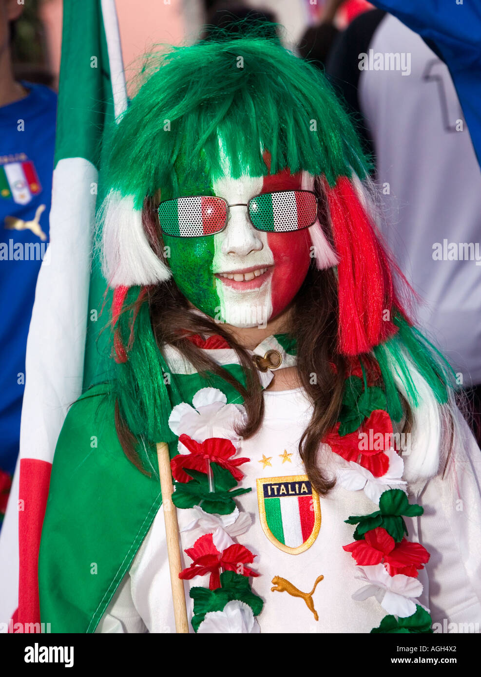 Giovane ragazza mostra il suo sostegno per la nazionale italiana di calcio durante la Coppa del Mondo 2006 in Kaiserslautern, Germania Foto Stock