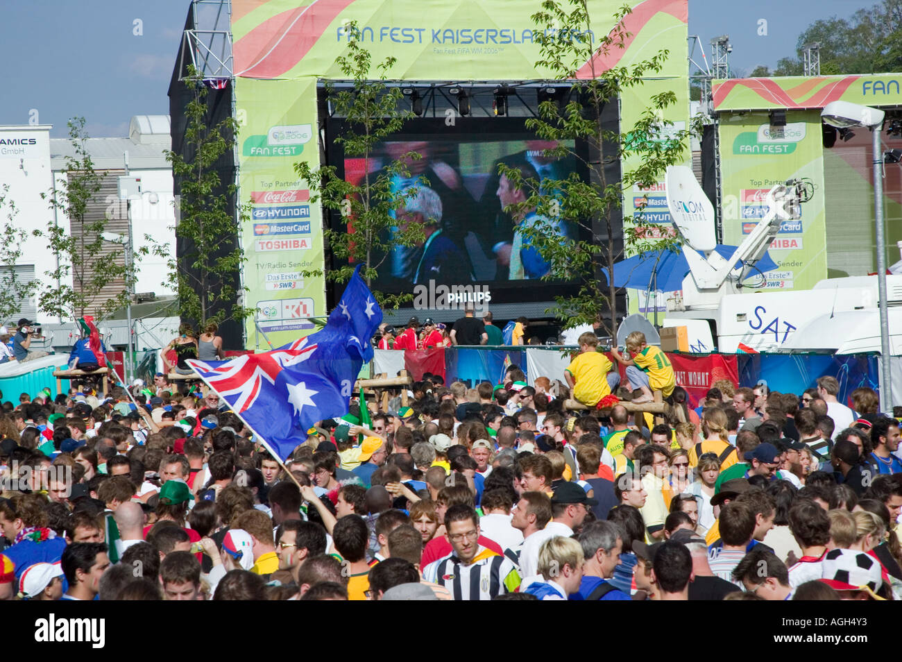 Migliaia di tifosi fuori del Fan Fest a Kaiserslautern guarda l'Australia Italia corrispondere durante la Coppa del Mondo 2006 Foto Stock