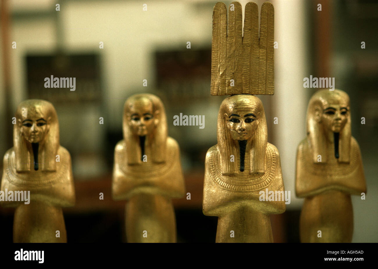 Piccole statue dorate come gli arredi della tomba di Tut Ench Amuns grave Foto Stock