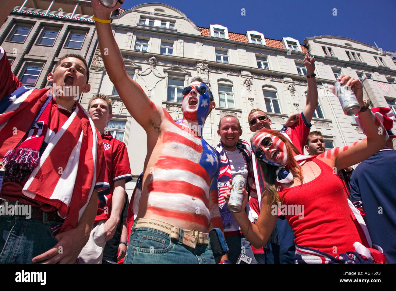 I fan degli STATI UNITI allietare drappeggiati con bandierine americane il tifo per la loro squadra durante la Coppa del Mondo 2006, Gelsenkirchen, Germania Foto Stock