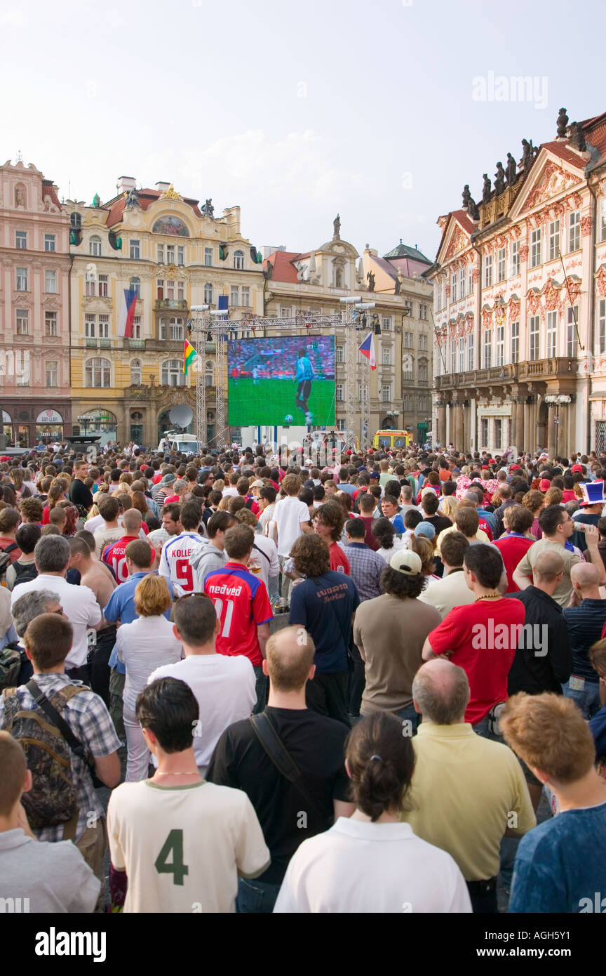Centinaia di fans in piazza cittadina guarda la Repubblica ceca soccer team play Ghana, Praga, Repubblica Ceca Foto Stock