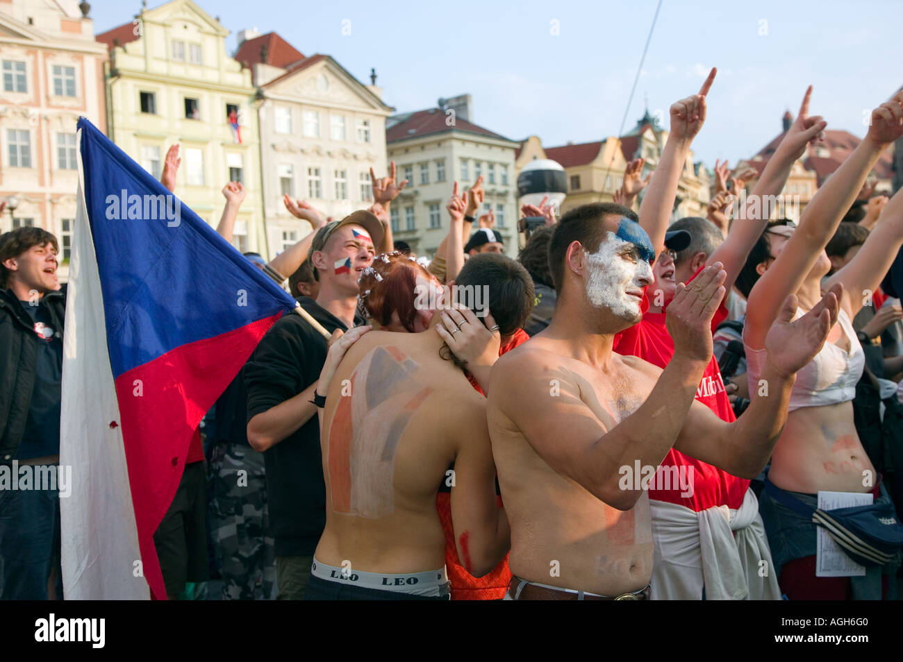 Ventole ceca allegria e un paio di baci nella celebrazione durante lo screening di Coppa del Mondo 2006 Gioco in Praga, Repubblica Ceca Foto Stock
