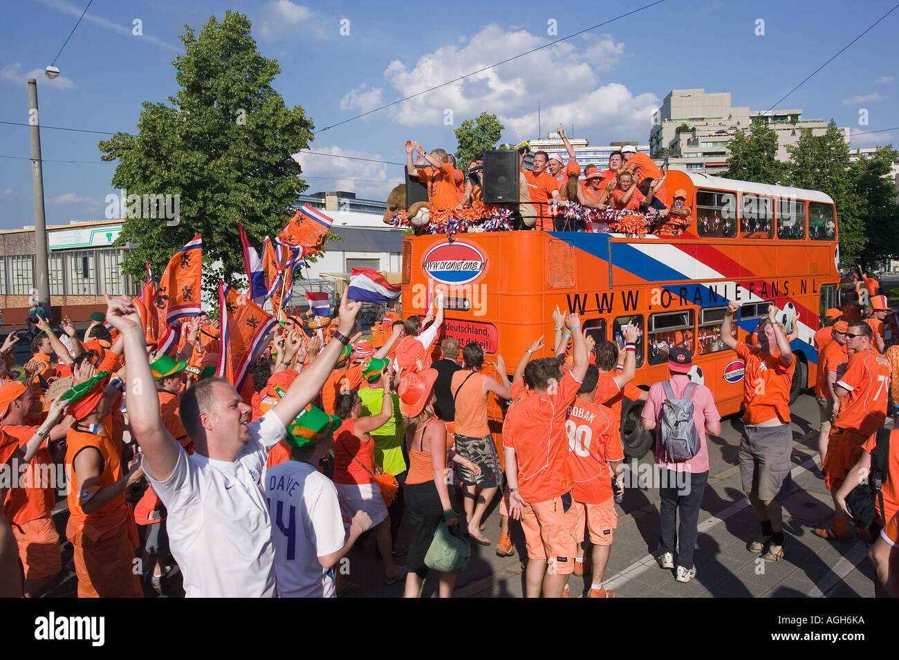 Sfilata di orange rivestito di ventole Holland segue un autobus attraverso una città tedesca durante la Coppa del Mondo 2006 Foto Stock