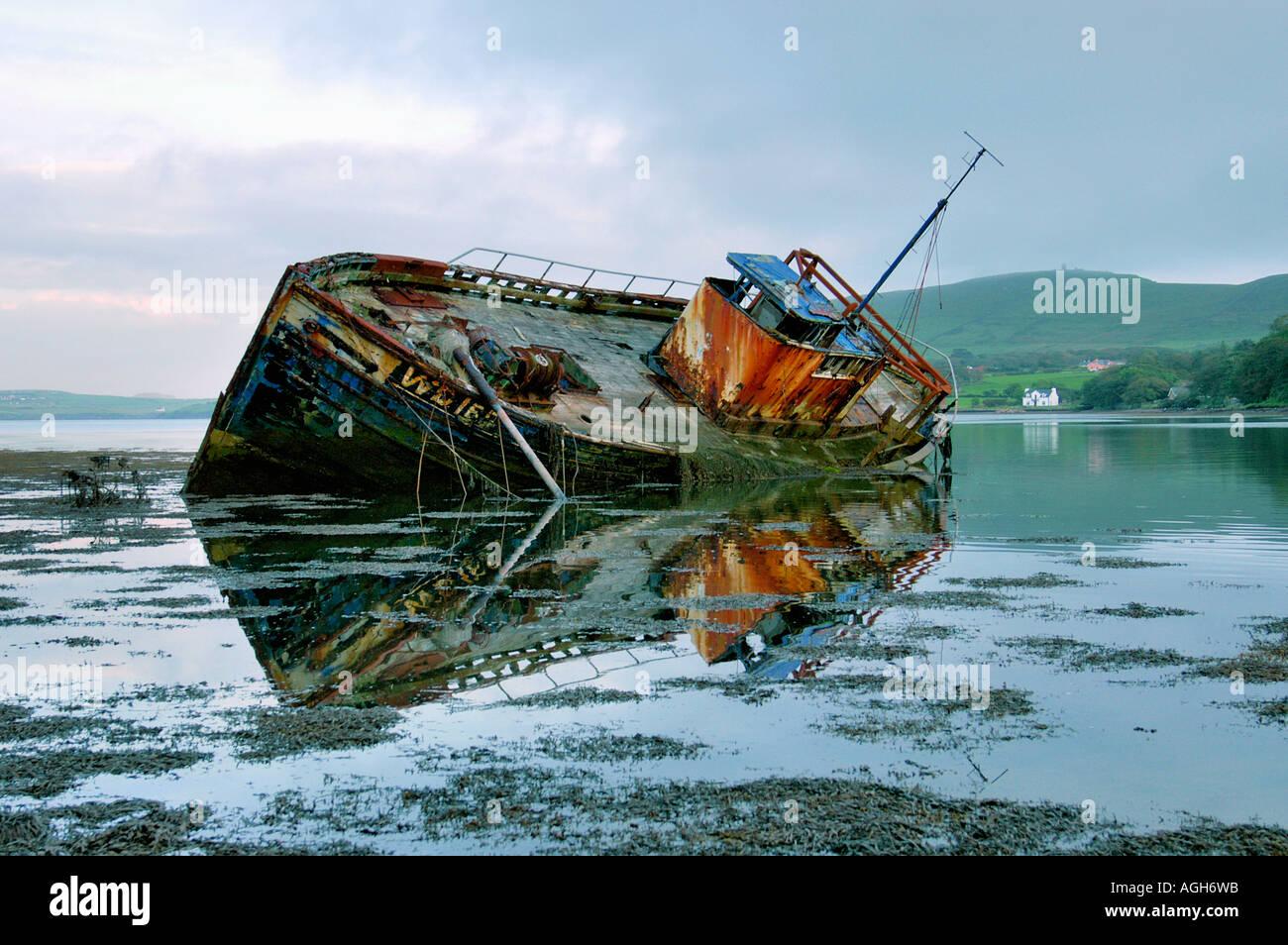 Vecchio naufragio, nella costa occidentale dell' Irlanda Foto Stock