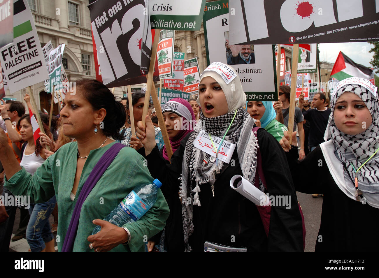 Fermare la guerra demo 7 000 dimostranti central London esigente cessate il fuoco alla fine attacco israeliano su hezbollah in Libano 22 luglio 2006 Foto Stock