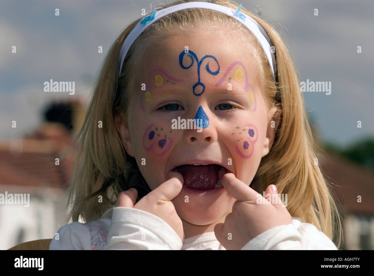 4 anno vecchia ragazza a una comunità giornata di divertimento con la sua faccia dipinta, Heston, Middlesex, Regno Unito. Foto Stock