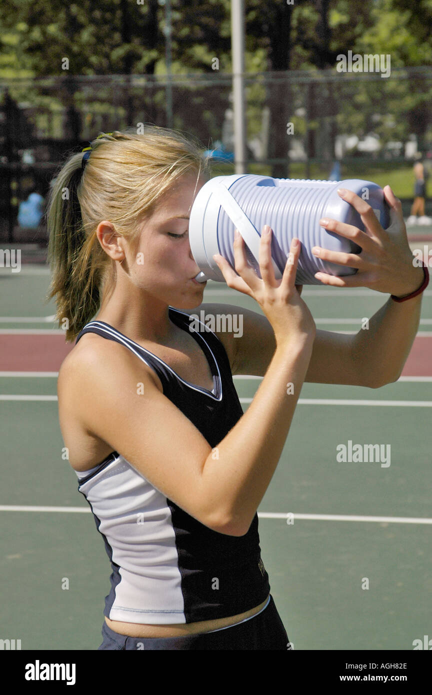Femmina di alta scuola tennis azione acqua potabile Foto Stock