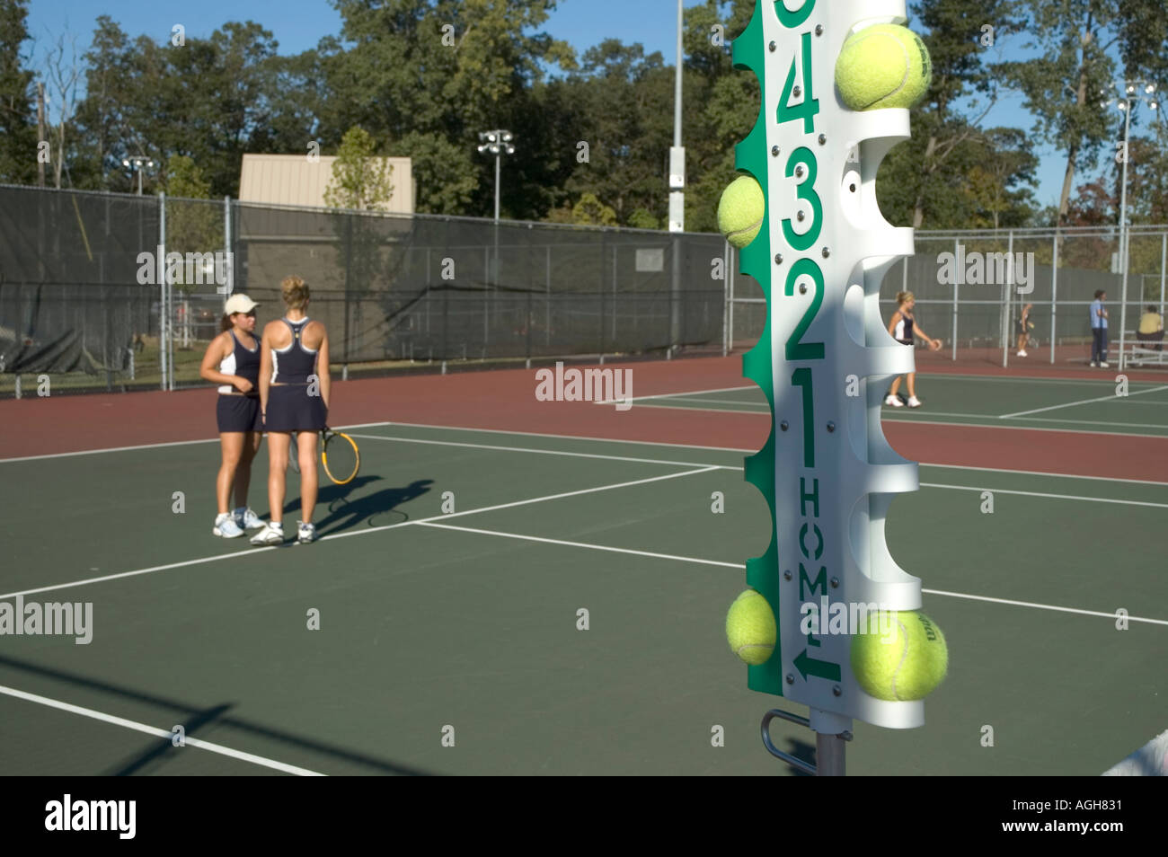Femmina di alta scuola tennis azione tenere il punteggio della partita Foto Stock