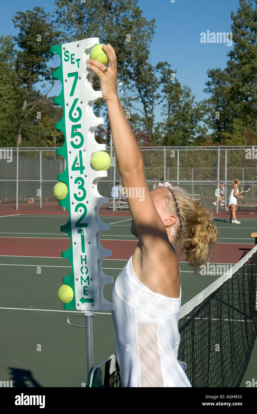 Femmina di alta scuola tennis azione tenere il punteggio della partita Foto Stock