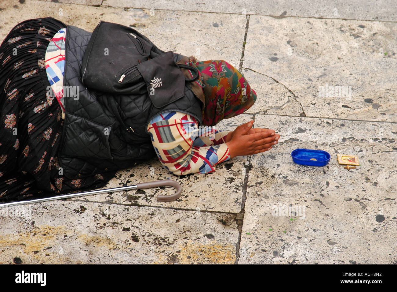 Senzatetto a mendicare per denaro, Scalinata di piazza di Spagna, Roma, Italia Foto Stock