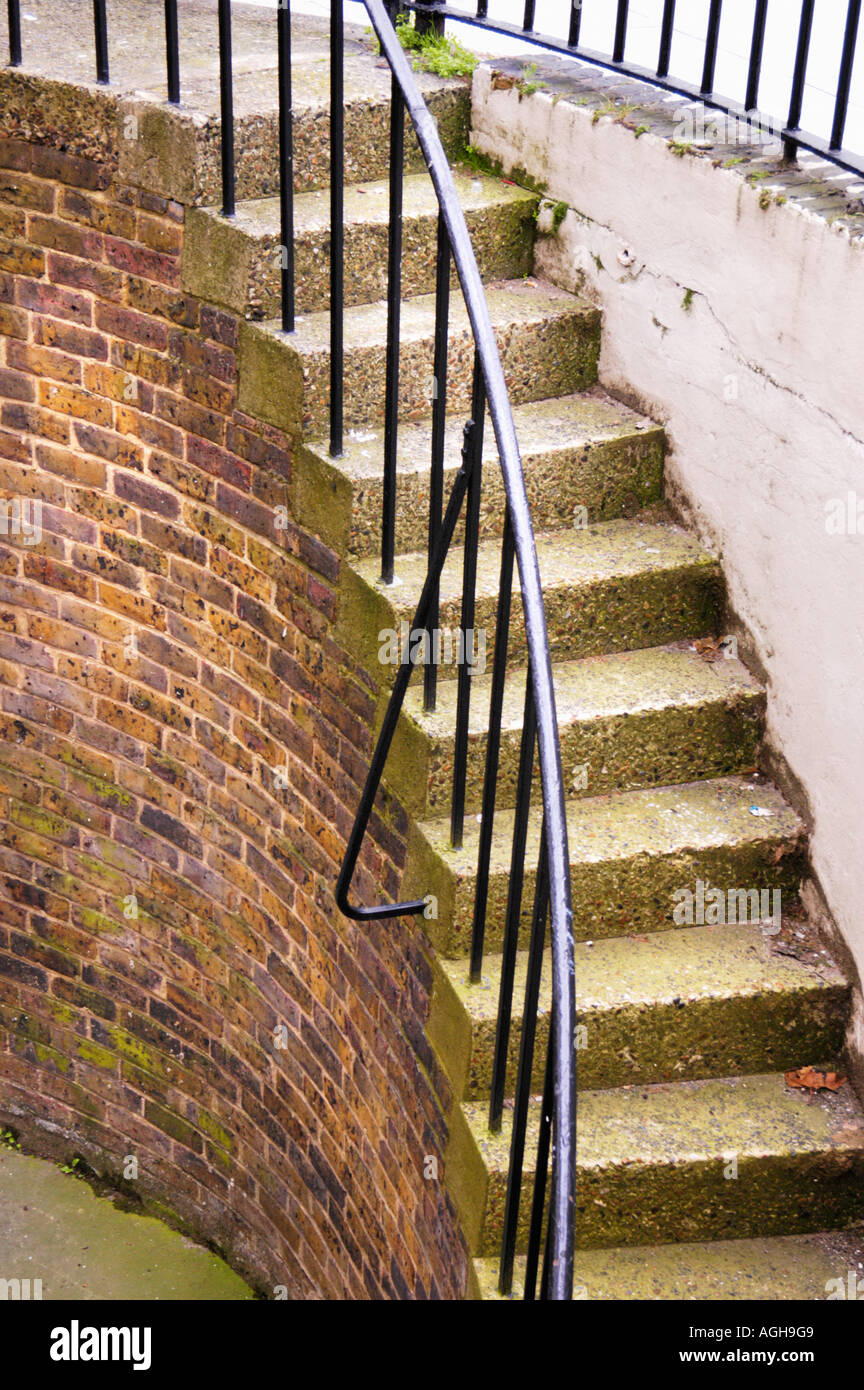 Scala che conduce al seminterrato, Londra, Inghilterra Foto Stock