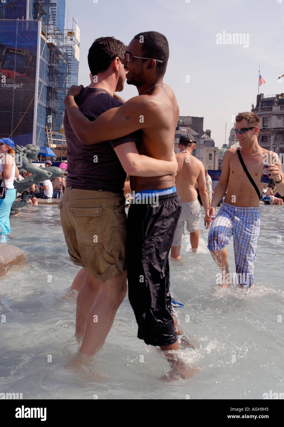 Dancing in the Trafalgar Square fontane durante il Gay Pride Marzo attraverso il centro di Londra a luglio 2006. Foto Stock