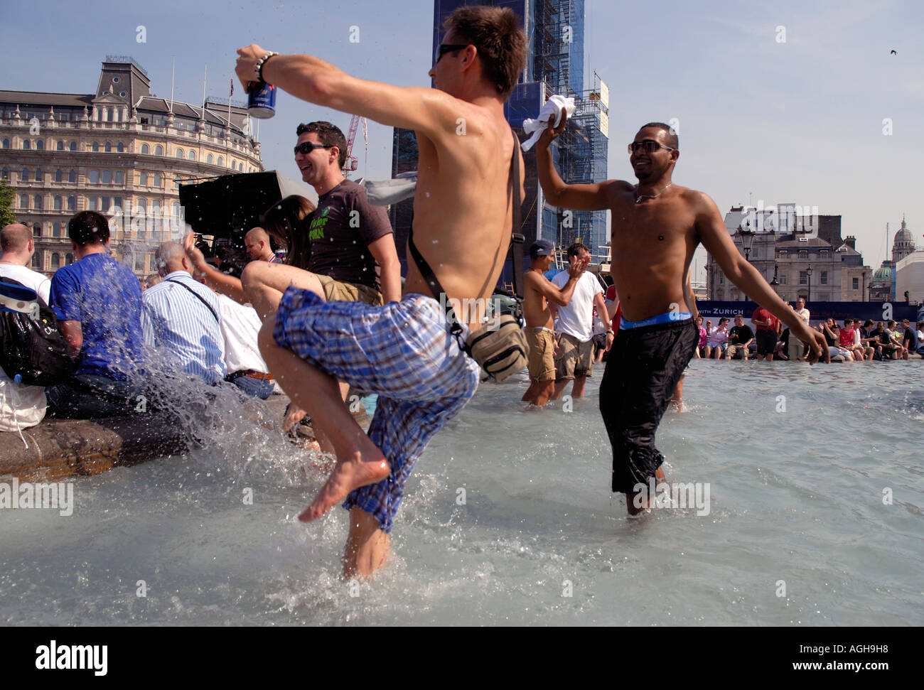 Dancing in the Trafalgar Square fontane durante il Gay Pride Marzo attraverso il centro di Londra a luglio 2006. Foto Stock