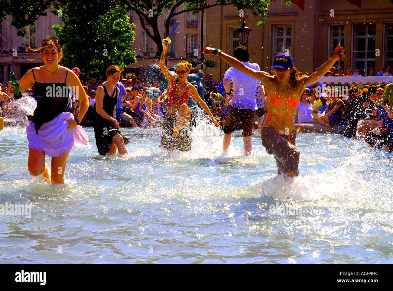 Dancing in the Trafalgar Square fontane durante il Gay Pride Marzo attraverso il centro di Londra a luglio 2006. Foto Stock
