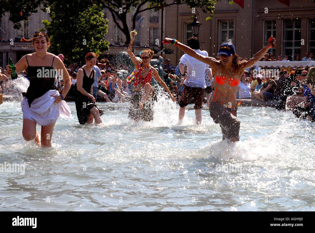 Dancing in the Trafalgar Square fontane durante il Gay Pride Marzo attraverso il centro di Londra a luglio 2006. Foto Stock