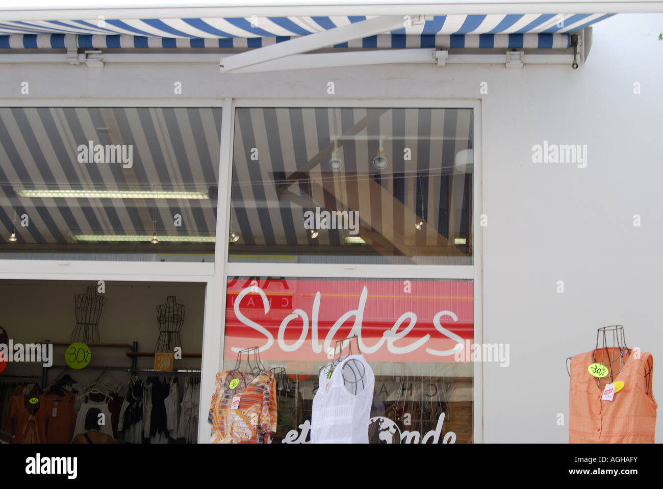 La vendita in un negozio di abbigliamento a St Gilles Croix de vie, vendee, Francia numero 2528 Foto Stock