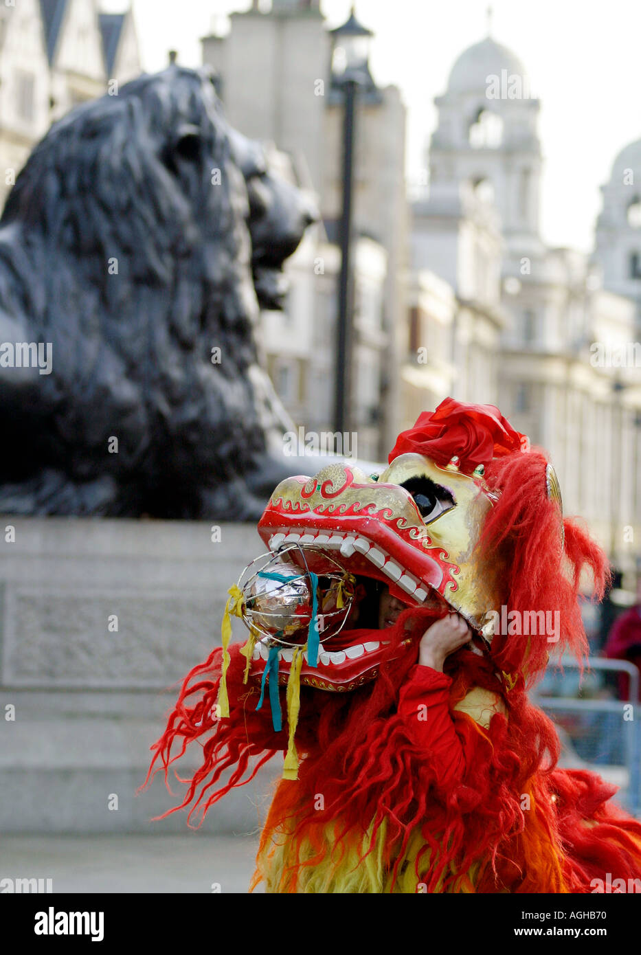 Cinese costume di Lion e Lion Landseer statua. Trafalgar Square a Londra, Inghilterra Foto Stock