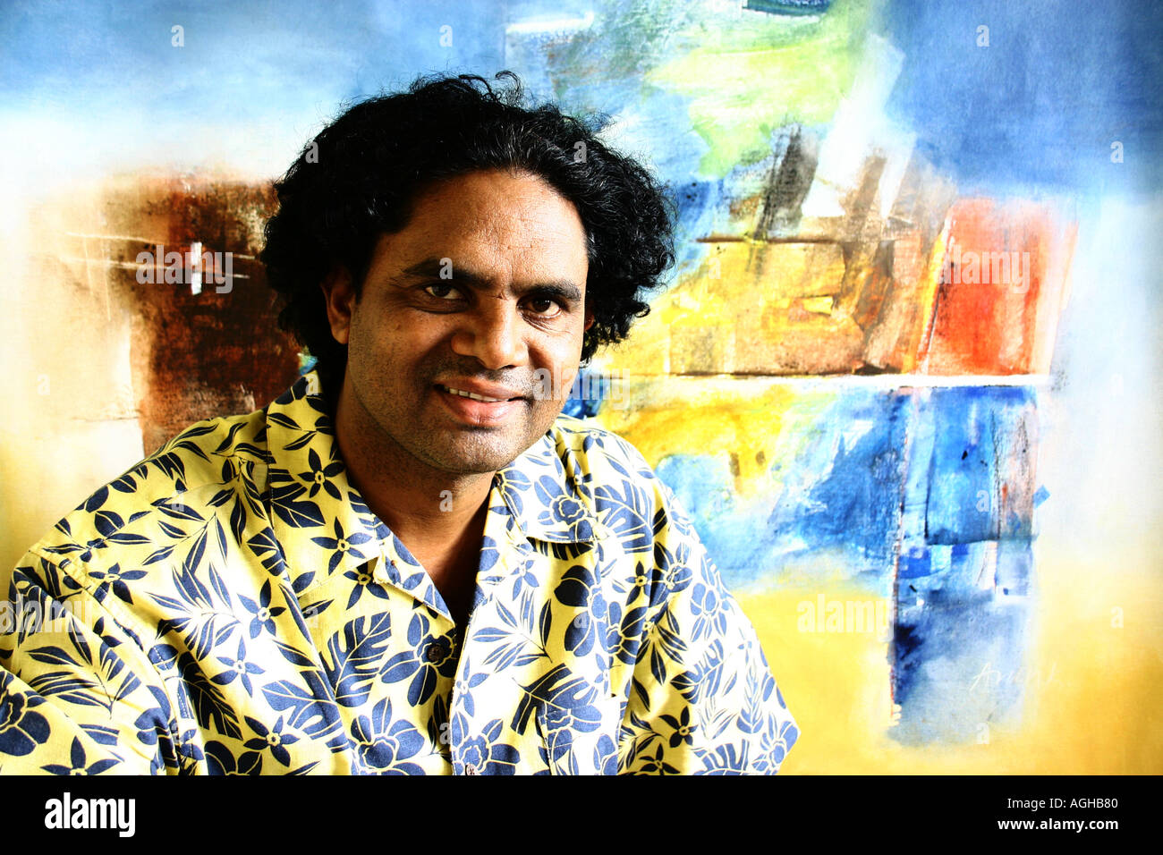 RSC91128 artista indiano pittore Arun k sorridente contro lo sfondo della sua pittura Bombay ora Maharastra Mumbai India Foto Stock
