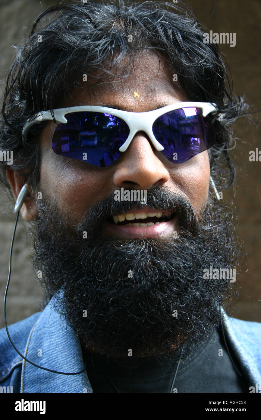 Sunder krishnan con la barba che indossa gli occhiali di protezione specifiche di yoga spirituale trainer motivazionale bombay Mumbai India Maharashtra Foto Stock