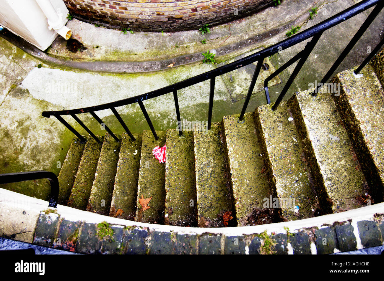 Scala che conduce al seminterrato, Londra, Inghilterra Foto Stock