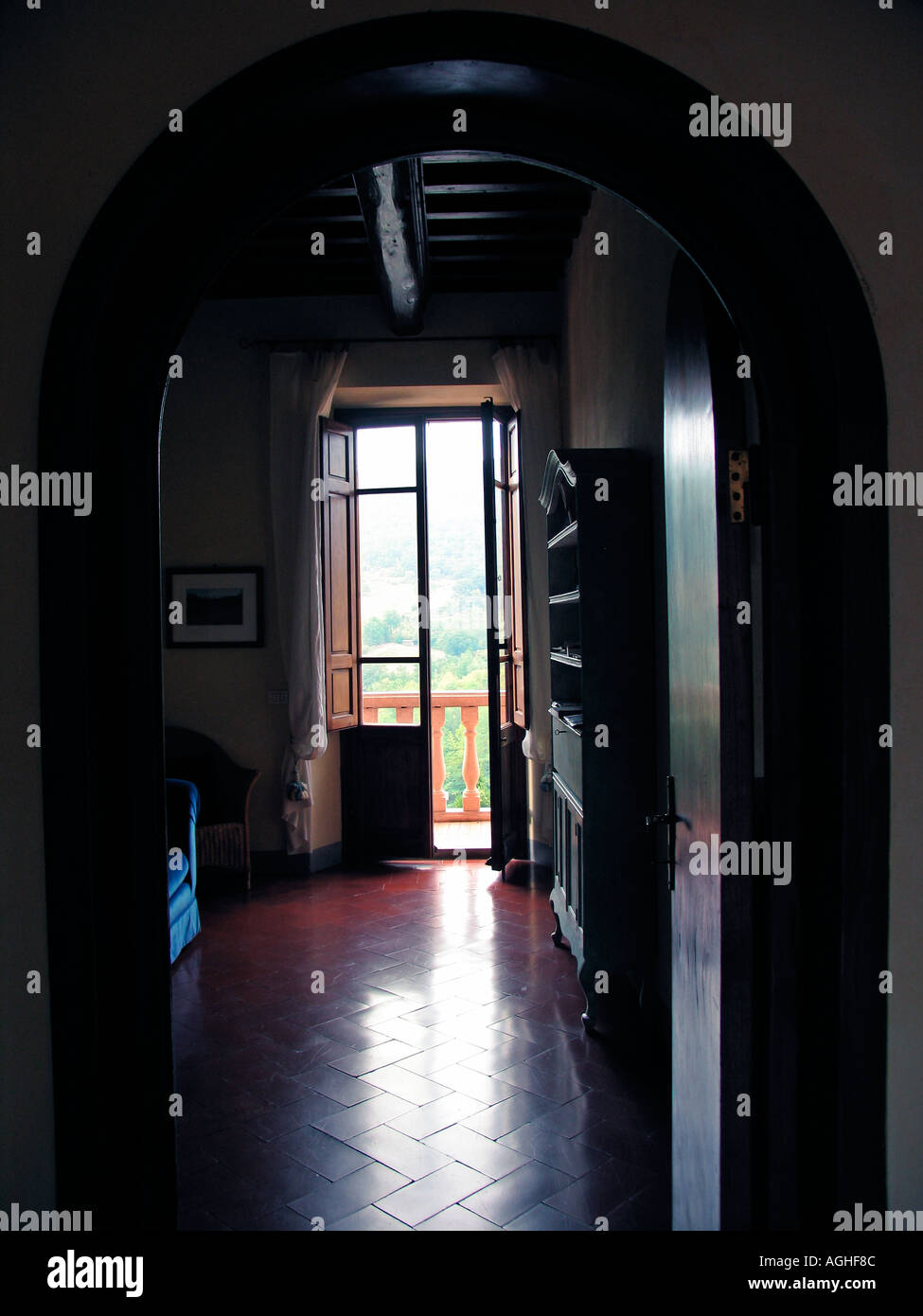 In corridoio e aprire la porta al balcone con colline toscane oltre a Villa Rosa agriturisimo Panzano in Chianti Italia Foto Stock