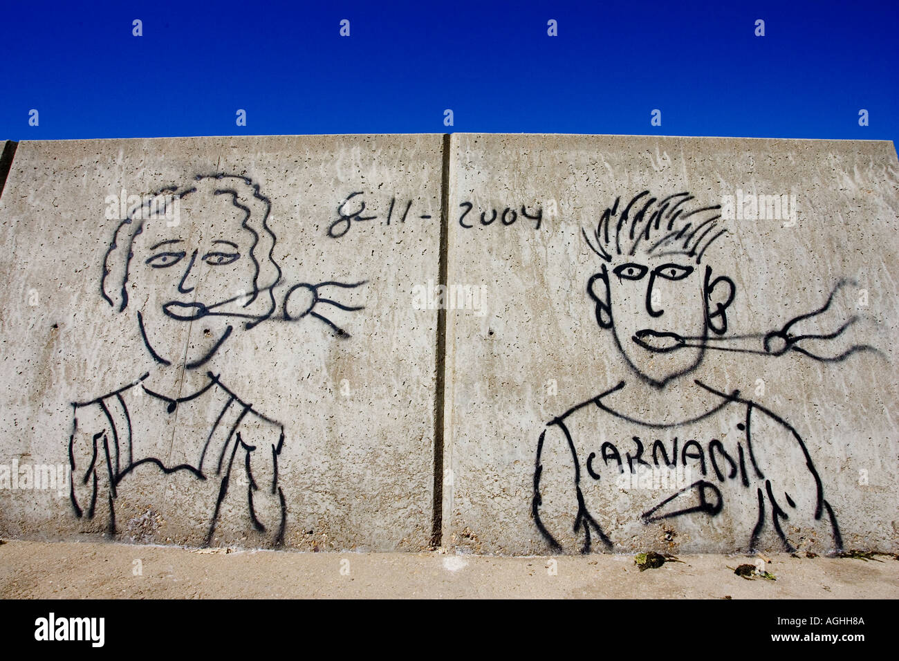 Graffitti su una struttura di frangionde Huelva spagna Foto Stock