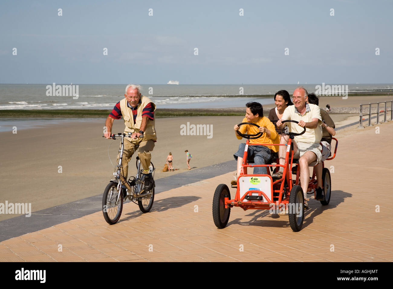 Persone il ciclismo e il carro del pedale sul lungomare di Ostenda in Belgio Foto Stock