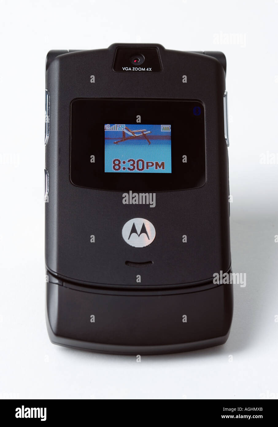 Studio shot di Motorola Razr telefono cellulare contro uno sfondo bianco Foto Stock