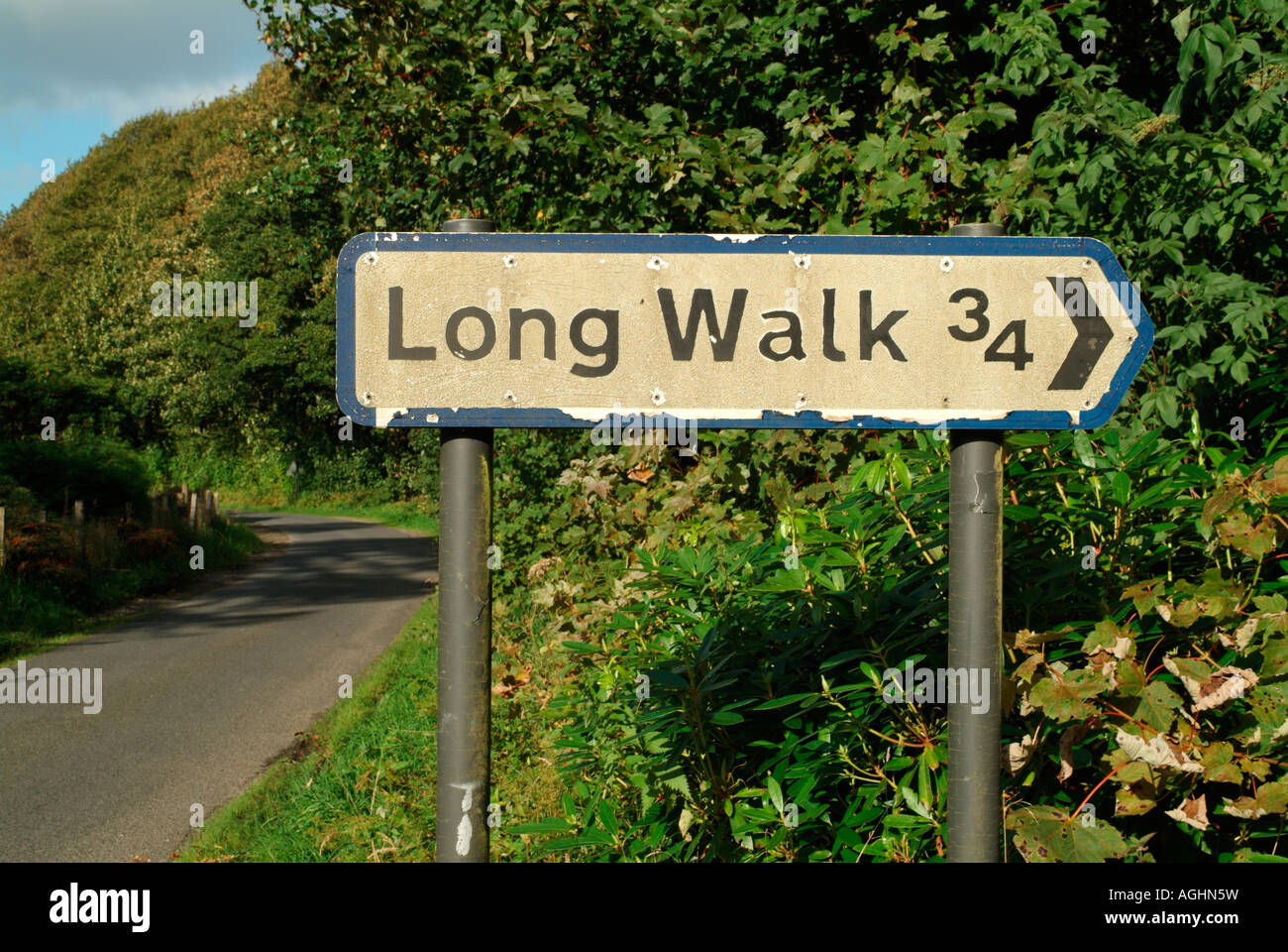 Cartello stradale a 'Lunga passeggiata' sulla B8025, Kilmartin Valley Foto Stock