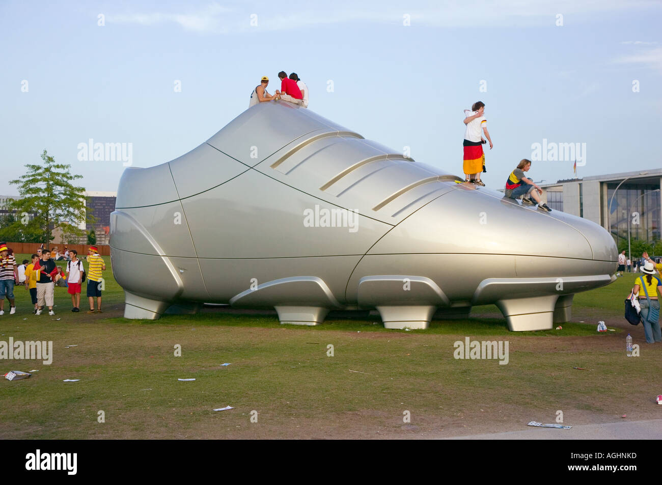 Ventole salire su un gigante scarpa da calcio vicino al Fan Fest durante la Coppa del Mondo a Berlino Germania Foto Stock
