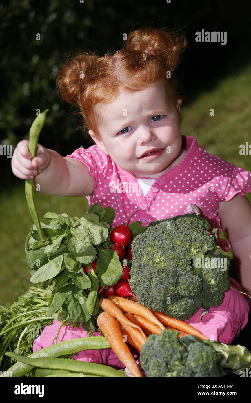 Bambina la raccolta di ortaggi da giardino Foto Stock