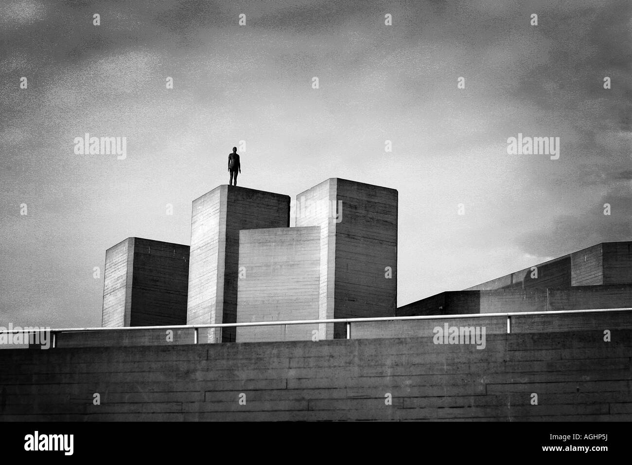 Basso angolo vista di Antony Gormley scultura sul tetto di un edificio, la Hayward, South Bank di Londra, Inghilterra Southbank, Londra Foto Stock