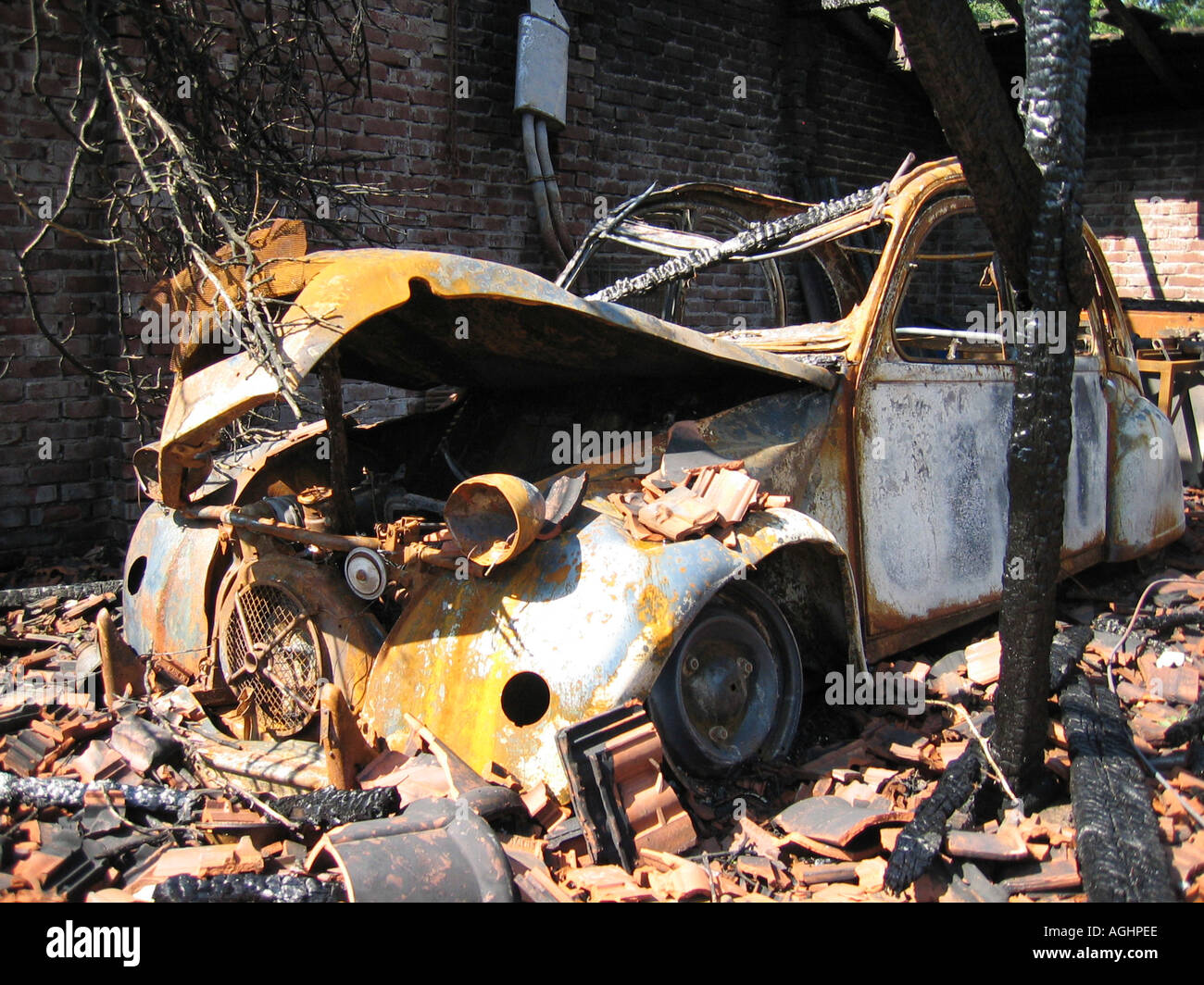 Relitto di bruciato Citroen 2CV nel fienile Foto Stock