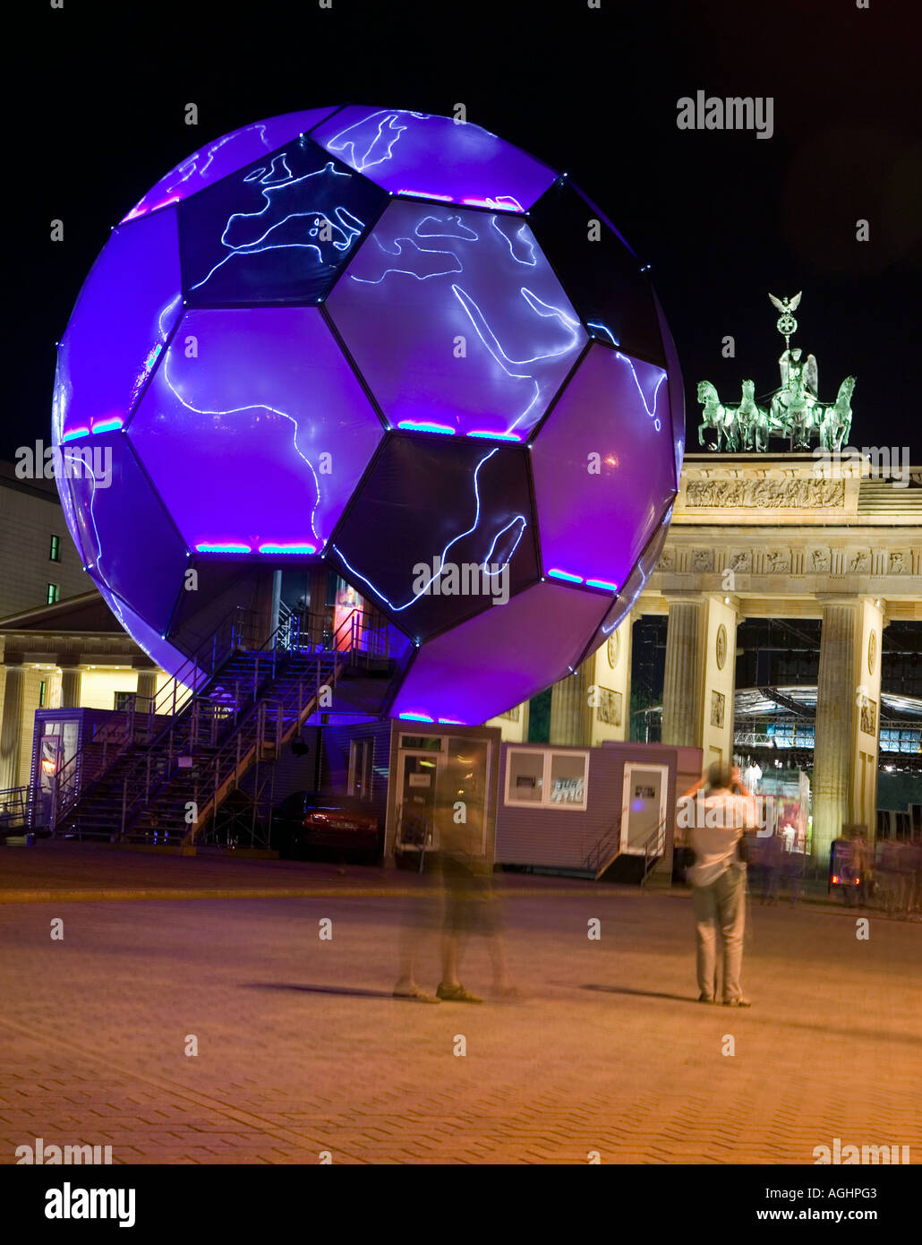 Incandescente palla calcio nella parte anteriore della porta di Brandeburgo durante la Coppa del Mondo 2006, Berlino, Germania Foto Stock