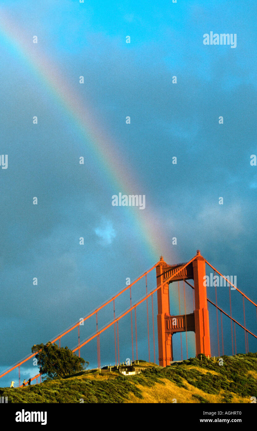 Rainbow oltre il Golden Gate Bridge di San Francisco, California, Stati Uniti d'America Foto Stock