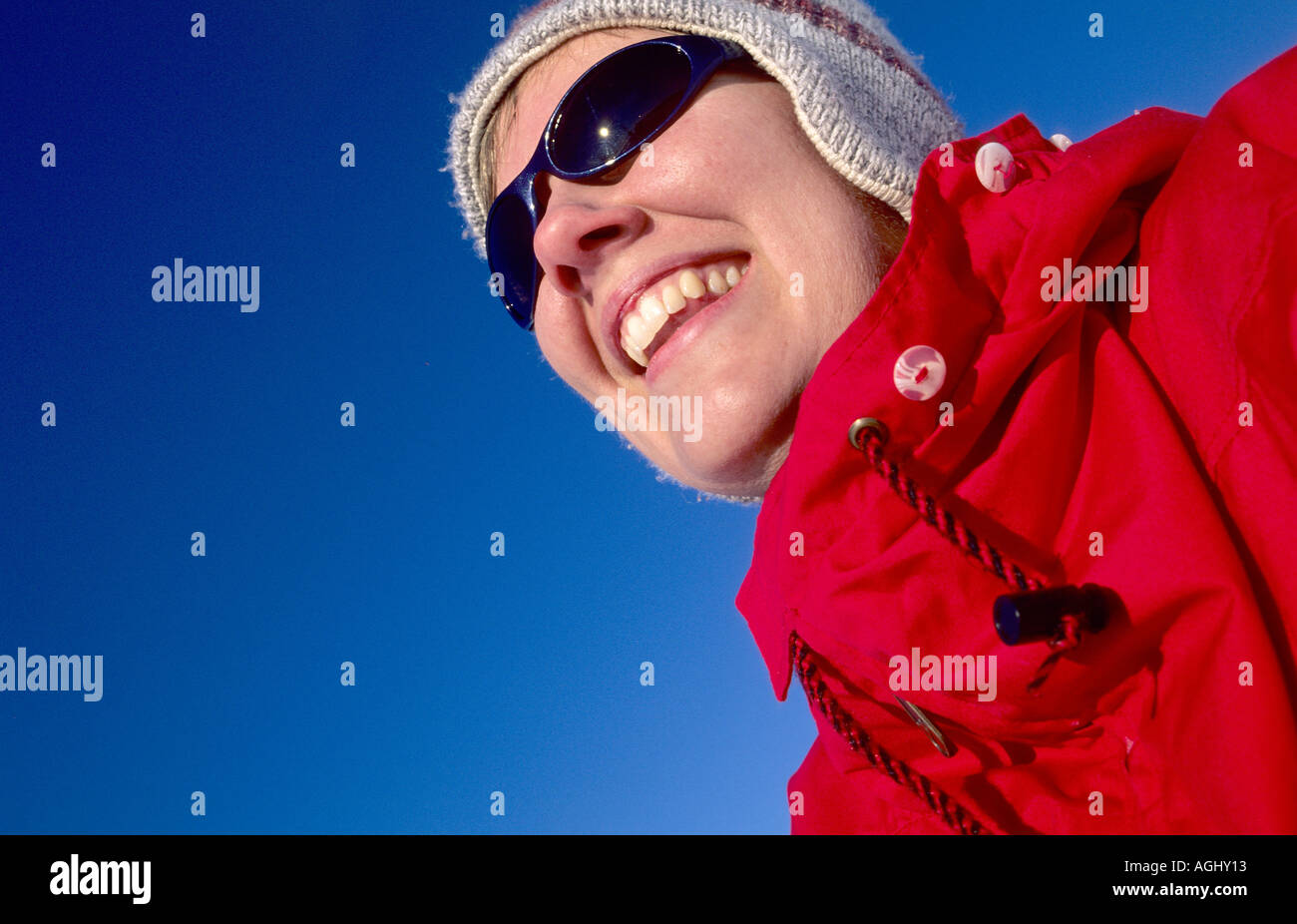 Donna in posa con un rosso giacca a vento Foto Stock