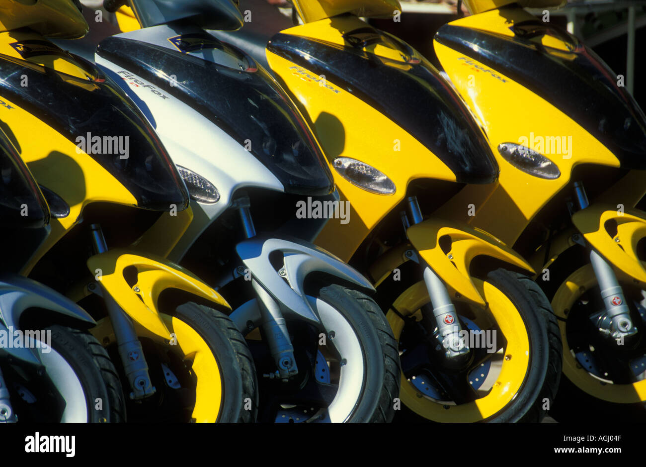 Argento e giallo noleggio scooter Foto Stock