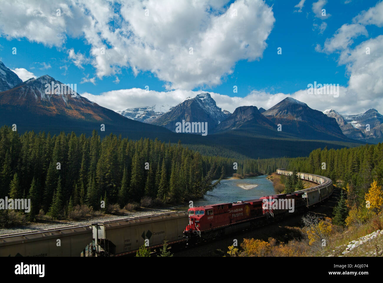 Canadian Pacific convoglio ferroviario sulla curva Morants Bow Valley Parkway Rockies Alberta Canada Foto Stock