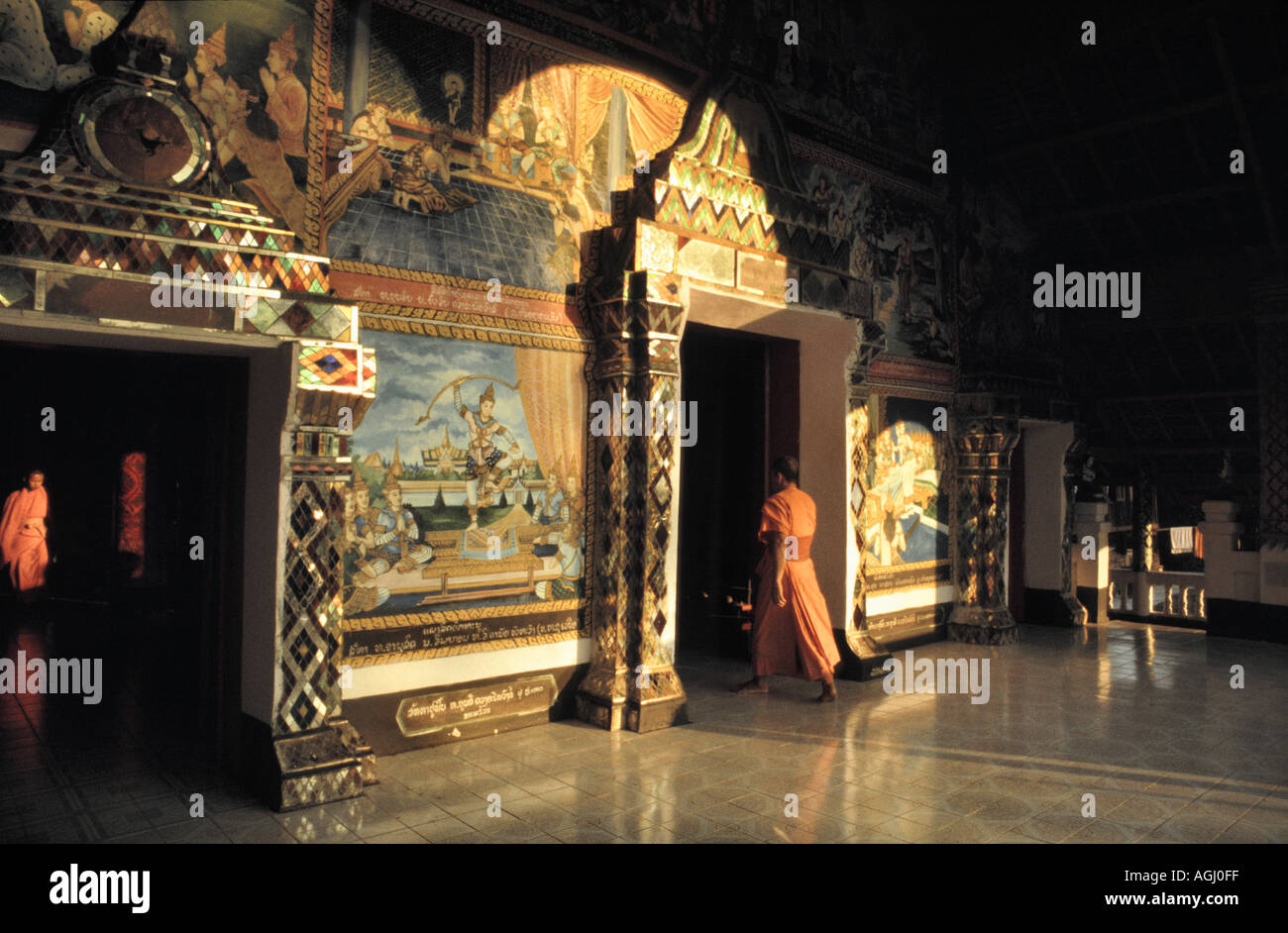 Un monaco entra nel tempio di Wat Khao Jawm Manilat che si affaccia sul Mekong a Huay Xai nel nord del Laos Foto Stock