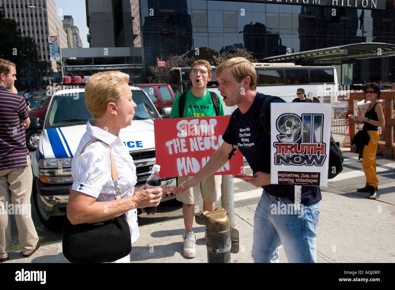 911 teorici della cospirazione sostengono con una donna al sito del World Trade Center nella Lower Manhattan. Foto Stock