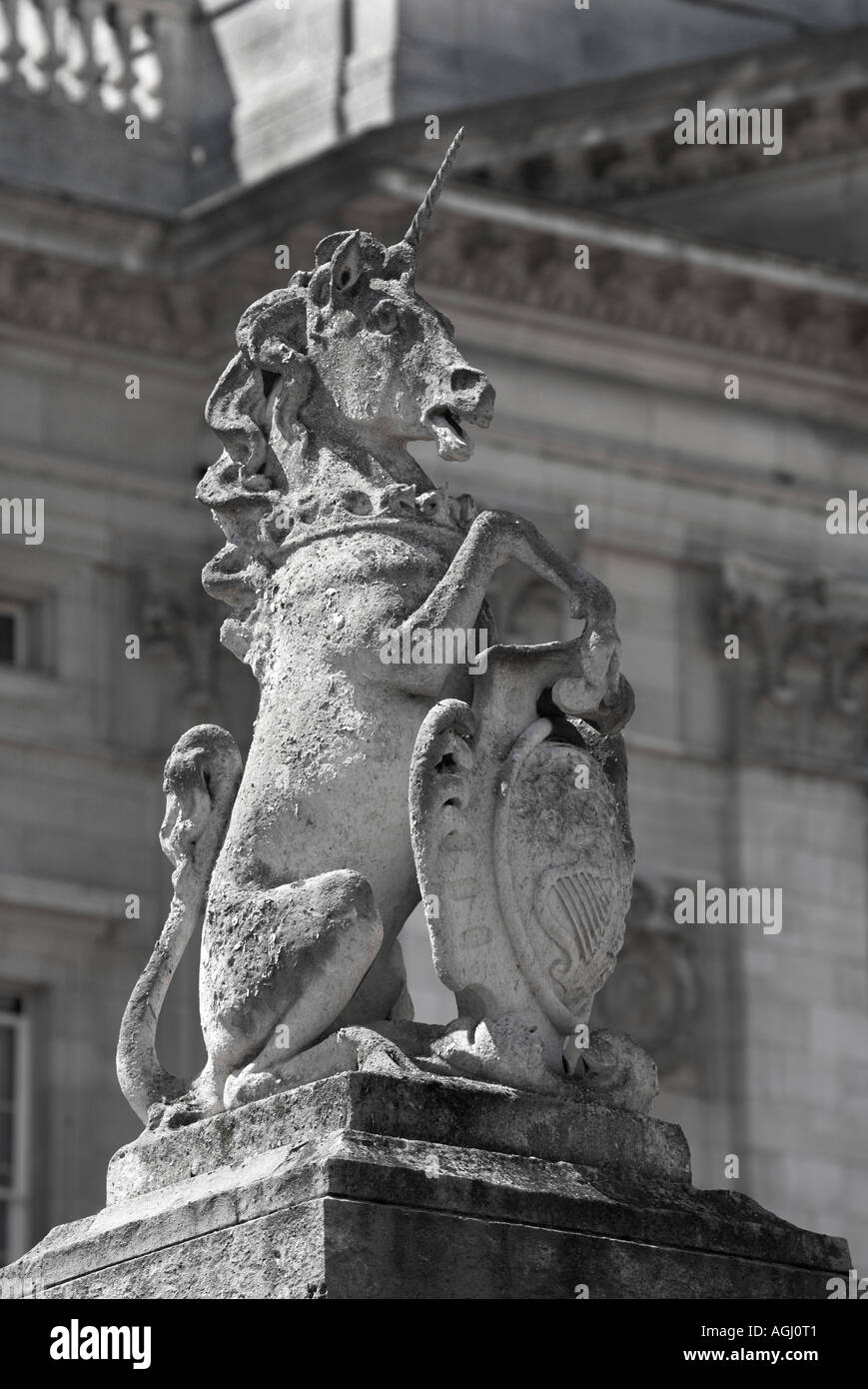 Royal unicorn scultura sui cancelli di Buckingham Palace Foto Stock