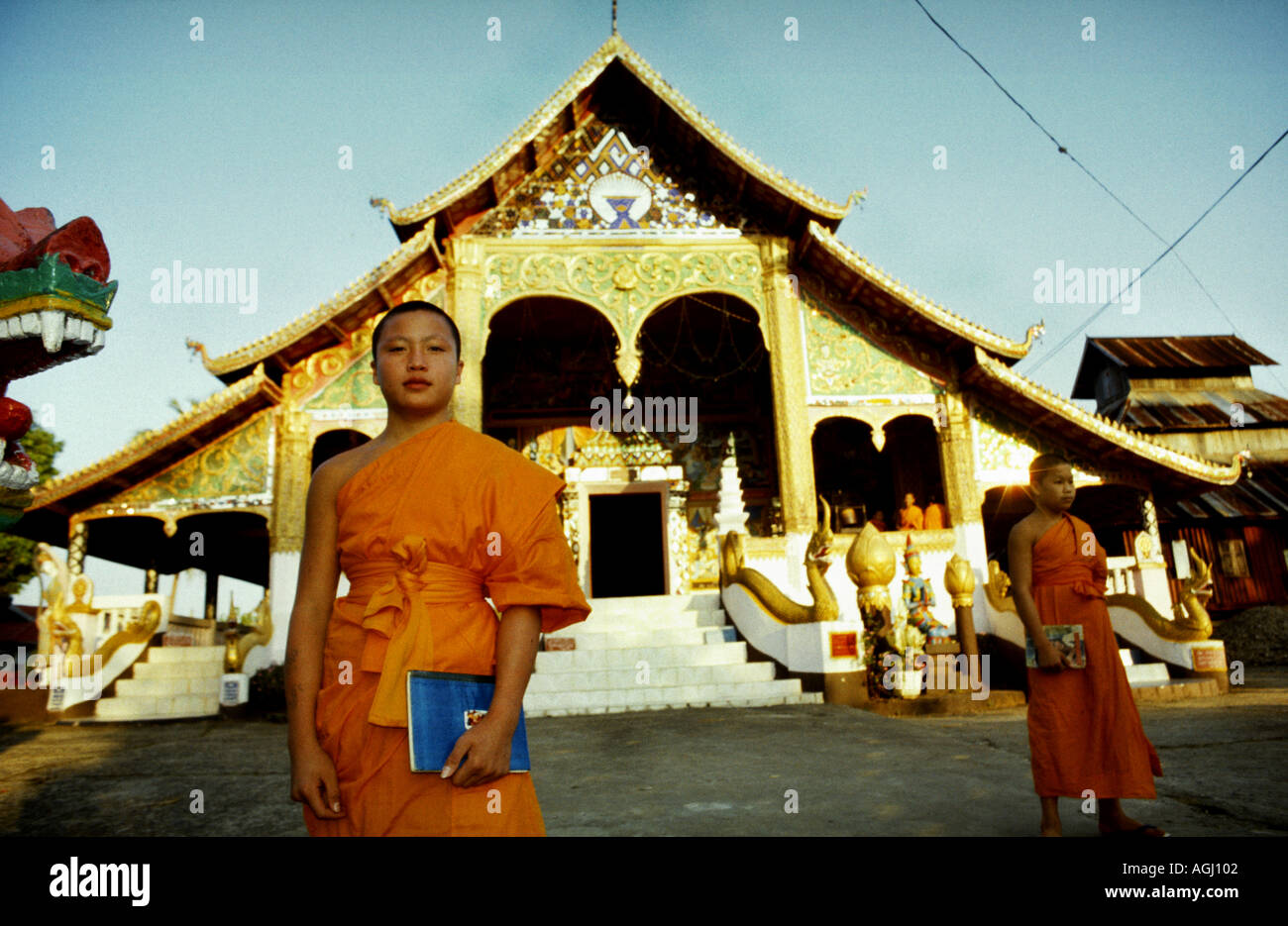 Novizi a Wat Khao Jawm Manilat nei pressi del Mekong in Huay Xai nel nord del Laos Foto Stock