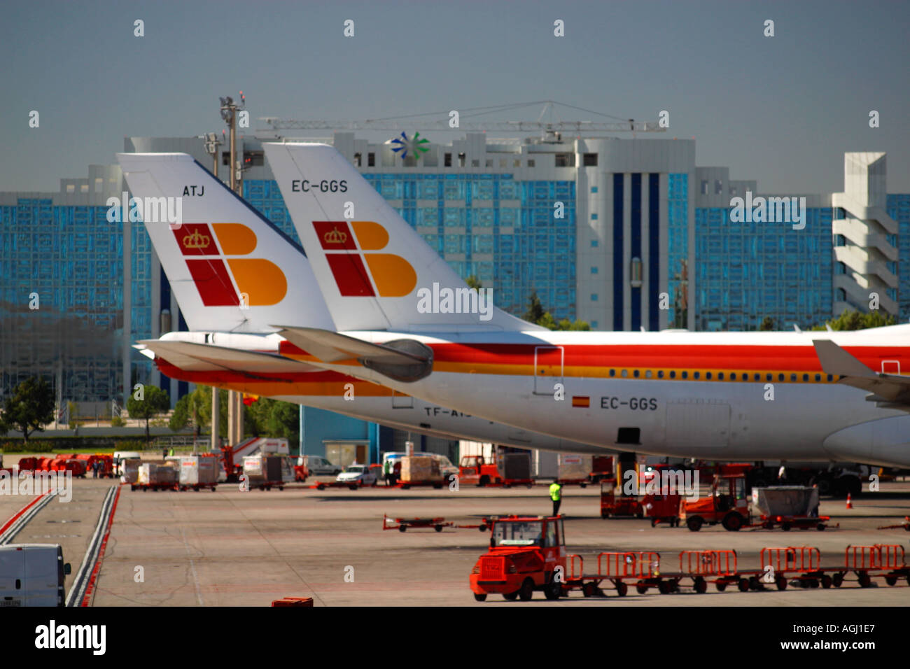 Iberia Airways getti di passeggeri in piedi sulla pista a Madrid Aeroporto Internazionale Barajas Madrid Spagna UE Foto Stock