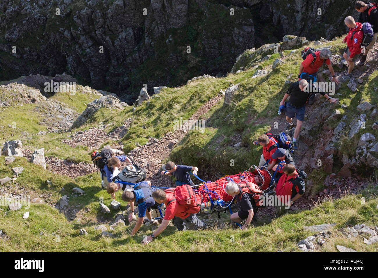 I membri di Langdale Ambleside Mountain Rescue Team barella ferito walker off The Langdale Pikes, Lake District, REGNO UNITO Foto Stock